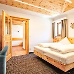 Апартаменты Apart Gabriele Pure Alpin Style St Anton - Mountain Hideaway With Sommercard Premium & Dogs Welcome Санкт-Антон-ам-Арльберг